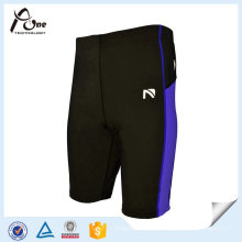 Les hommes de gymnastique de tenue de costume d&#39;hommes portent des shorts de compression d&#39;entraînement